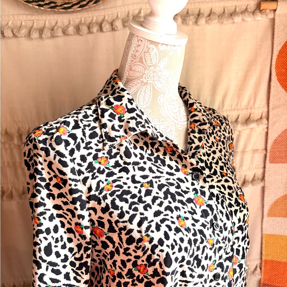 Chic Leopard Print Button Down Shirt - Picture 3 of 5